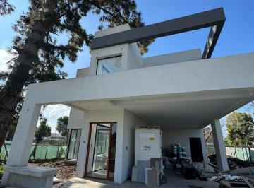 Casa · 245m² · 4 Ambientes · 2 Cocheras · Casa 4 Ambientes a Estrenar con Pileta en Venta - Greenville Polo