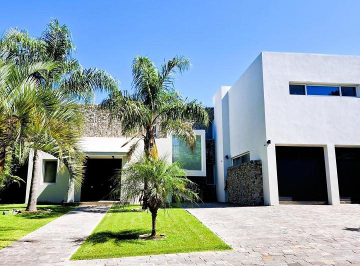 Casa · 736m² · 4 Dormitorios · 6 Cocheras