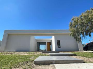 Casa · 230m² · 4 Ambientes · 2 Cocheras · Casa en Venta en San Sebastian - Area 12, San Sebastian, Escobar