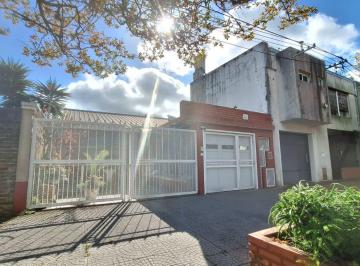 Casa · 150m² · 4 Ambientes · 1 Cochera · Casa en Venta 2 Dorm.
