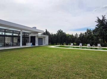 Casa · 191m² · 5 Ambientes · 3 Cocheras · Venta Casa de Categoría en La Cándida Club de Campo | 4 Dorm. | Piscina Climatizada | Quincho