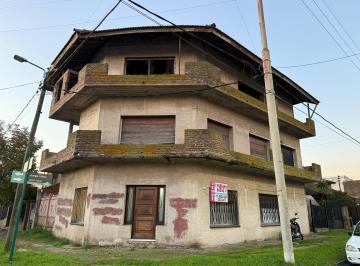 Casa de 4 ambientes, Esteban Echeverría · Propiedad de 3 Plantas con Construcción Muy Sólida - Ideal Inversor