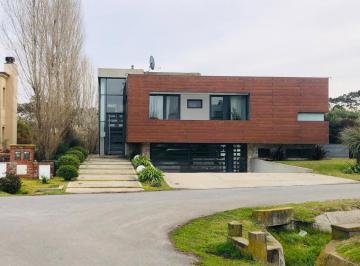 Casa · 315m² · 5 Ambientes · 2 Cocheras · Venta Casa en Rumenco