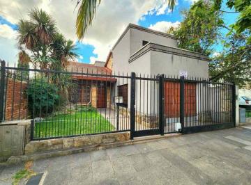 Casa · 270m² · 5 Ambientes · 2 Cocheras · Chalet en Venta en Castelar Norte
