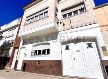 Casa · 103m² · 8 Ambientes · 1 Cochera · Venta Casa, Calle 41 E/ 9 y 10.