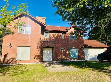 Casa · 300m² · 8 Ambientes · 3 Cocheras · Casa en San Isidro Country, Villa Allende