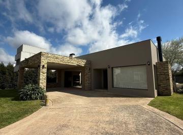 Casa · 200m² · 4 Ambientes · 2 Cocheras · Casa en Rumenco