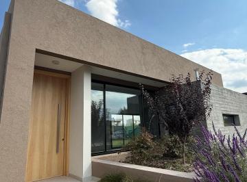 Casa · 200m² · 3 Dormitorios · 2 Cocheras · Inkasa Inmobiliaria - Vende Casa en Barrio Privado Gran Boedo