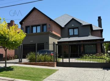 Casa · 522m² · 7 Ambientes · 2 Cocheras · Casa en Venta en Barrio Los Troncos