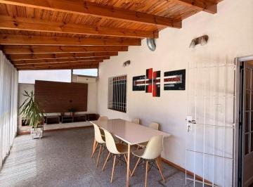 Casa · 98m² · 4 Ambientes · 1 Cochera · Casa en Adrogue