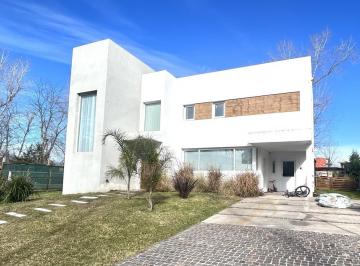 Casa · 220m² · 5 Ambientes · 1 Cochera · Casa en Fincas de Hudson