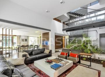 Casa · 753m² · 12 Ambientes · 6 Cocheras · Casa en Venta de 5 Dorm. en Vicente López. Gran Categoría. Moderna. Ascensor, Jardín y Terraza.