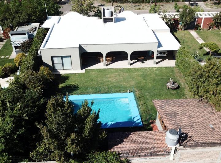 Casa · 320m² · 7 Ambientes · 4 Cocheras