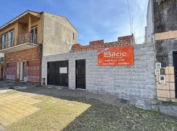 Casa · 70m² · 3 Ambientes · 1 Cochera · Casa en Venta de 3 Amb en Lanus