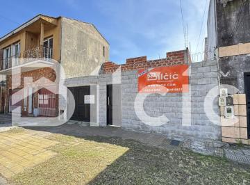 Casa · 70m² · 3 Ambientes · 1 Cochera · Casa en Venta de 3 Amb en Lanus