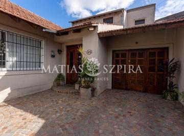Casa · 233m² · 4 Ambientes · 1 Cochera · Casa en Venta Castelar
