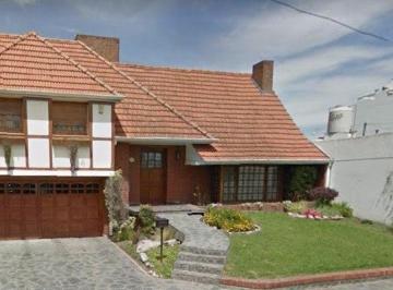 Casa · 200m² · 4 Ambientes · 1 Cochera · Casa en Berazategui