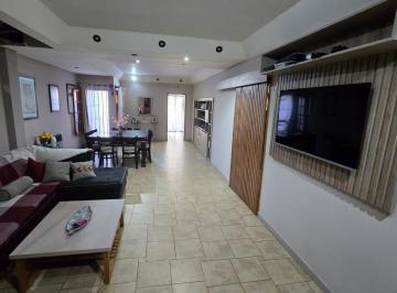 Casa · 320m² · 7 Ambientes · 2 Cocheras · Chalet en Temperley