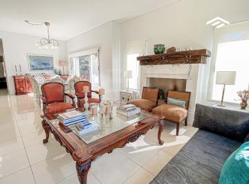 Casa · 290m² · 5 Ambientes · 1 Cochera · Casa en Venta con Muebles - Disponible a Partir del 15/12
