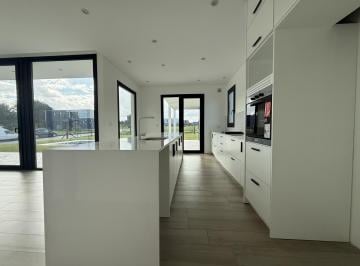 Casa · 177m² · 4 Ambientes · 1 Cochera · Moderna Casa 4 Ambientes a Estrenar