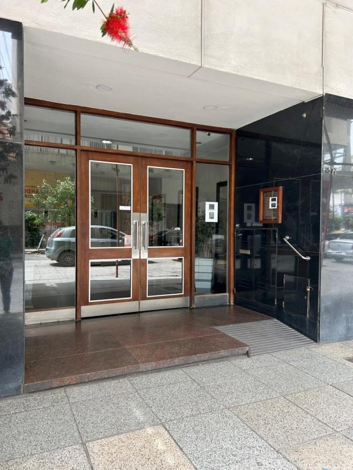 Amplio departamento de 3 ambientes con vista al frente y balcón de 10 metros