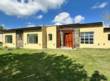 Casa · 238m² · 5 Ambientes · Hermosa Casa a Estrenar en La Primavera