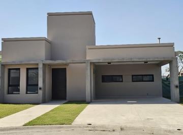 Casa · 137m² · 7 Ambientes · 2 Cocheras · Hermosa Casa a Estrenar de 3 Dorm. + Escritorio en Barrio Privado Divisadero, Yb, Apta Crédito