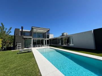 Casa · 369m² · 6 Ambientes · 4 Cocheras · Impecable Casa en Venta en Terravista - 5 Suites