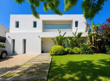 Casa · 162m² · 4 Ambientes · 2 Cocheras · Casa en Venta en Santa Guadalupe, Pilar del Este, Pilar