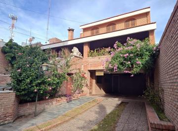 Casa de 4 ambientes, San Luis · Venta - Amplio Chalet en Pleno Centro de San Luis