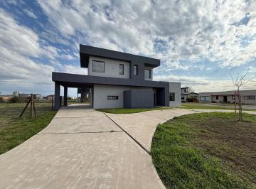 Casa · 279m² · 4 Ambientes · 3 Cocheras · Casa en Venta en San Sebastian, Escobar, G. B. a. Zona Norte