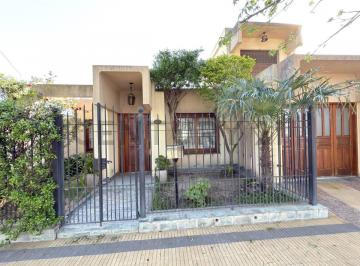 Casa · 155m² · 6 Ambientes · 2 Cocheras · Hermosa Casa de Tres Habitaciones, con Pileta y Jardín en Zona Sagrado Corazón – Venado Tuerto