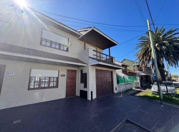PH · 108m² · 4 Ambientes · 1 Cochera · Casa en PH 4 Amb Al Frente con Cochera - Lourdes