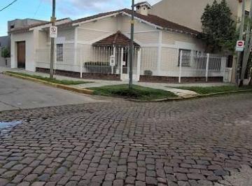 Casa de 3 ambientes, Lomas de Zamora · Lindo Chalet en Esquina de 3 Ambientes con Cochera Temperley Oeste