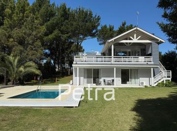 Casa · 275m² · 5 Ambientes · 1 Cochera · Casa en Venta en Costa Esmeralda