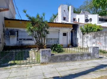 Casa · 68m² · 4 Ambientes · 1 Cochera · Casa a Refaccionar de 3 Ambientes