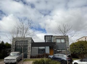 Casa · 260m² · 5 Ambientes · 2 Cocheras · Casa 4 Ambientes con Pileta en Venta - Lote Central - Nuevo Quilmes