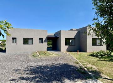 Casa · 165m² · 4 Ambientes · 3 Cocheras · Casa a Estrenar en Venta en Altos de Manzanares