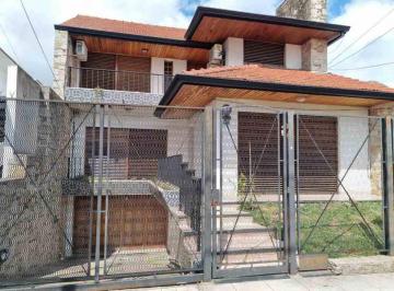 Casa de 6 ambientes, Quilmes · Chalet de Dos Plantas con Jardín Al Frente