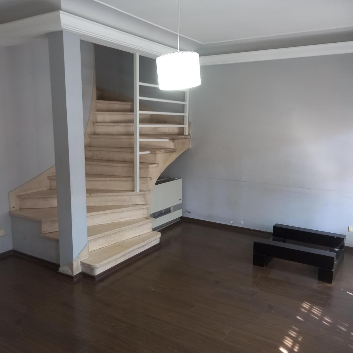 Chalet 5 amb, 180m² con garage y patio — Barrio La Perla Norte