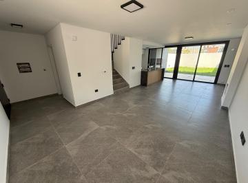 Casa · 180m² · 4 Ambientes · 2 Cocheras · Dúplex Premium a La Venta La Luisita