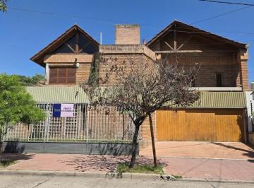 Casa · 306m² · 8 Ambientes · 2 Cocheras · Casa en Venta en Barrio Parque Vélez Sarsfield | 5 Habitaciones | Pileta
