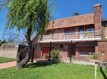 Casa · 140m² · 5 Ambientes · 2 Cocheras · Chalet 5 Amb. Barrio Lopez de Gomara. Parque Ggedoble. Reciclado. Apto Credito. Permuta