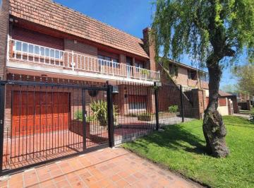 Casa · 140m² · 5 Ambientes · 2 Cocheras · Chalet 4 Dorm. Barrio Lopez de Gomara. Parque Ggedoble. Reciclado. Apto Credito. Permuta