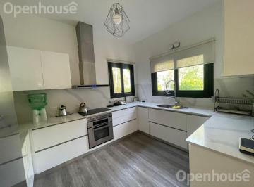 Casa · 300m² · 5 Ambientes · 4 Cocheras · Venta Casa de 5 Amb! Impecable! Lista Para Mudarse!