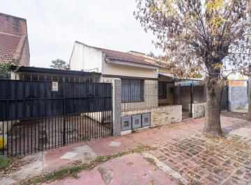 Casa · 120m² · 5 Ambientes · 1 Cochera · Venta Casa en Cañuelas. Cinco Ambientes. Lote Propio con Pileta y Cochera