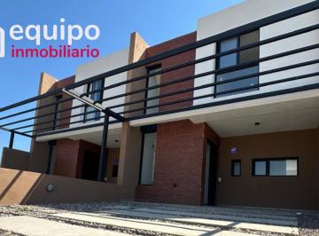 Casa · 180m² · 3 Dormitorios · Duplex Docta Av 3 Dorm.