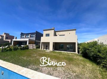 Casa · 160m² · 5 Ambientes · 2 Cocheras · Casa en Venta en Pilar del Este, Barrio Santa Lucía, Pilar, G. B. a. Zona Norte