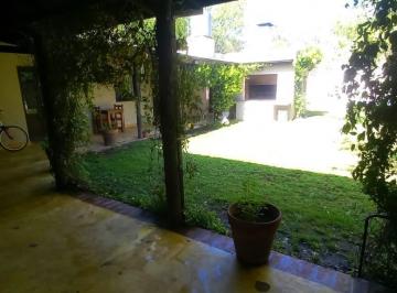 Casa · 300m² · 6 Ambientes · 3 Cocheras · Casa - Uribelarrea