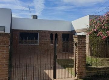 Casa de 7 ambientes, Navarro · Viva con Tranquilidad en Navarro: Casa en Esquina con Local y Amplio Patio